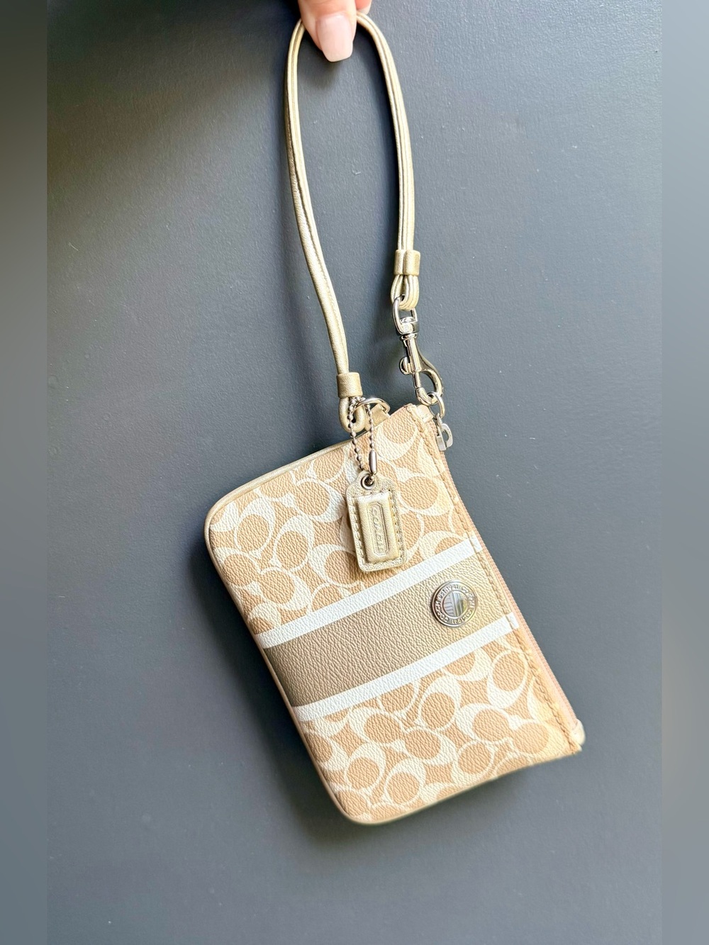 Coach Heritage Stripe
Signature Wristlet 🤎🤍